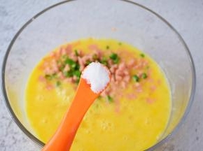 再加入少许盐，搅拌均匀备用