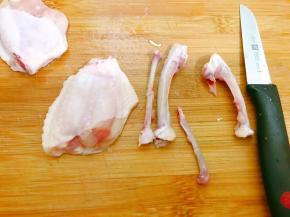 鸡中翅用剪刀和小刀取出骨头，不要把鸡皮弄破了哦