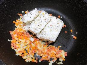 煸炒至洋葱变透明后加入剩米饭炒散