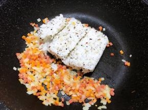 煸炒至洋葱变透明后加入剩米饭炒散