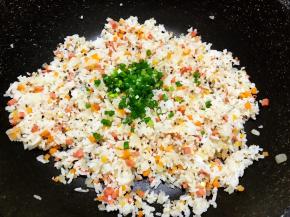 出锅前撒上葱花