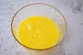 鸡蛋打入容器中，加入2汤匙纯净水，搅打均匀
