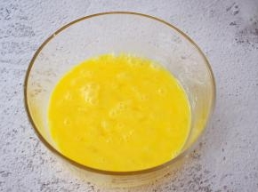 鸡蛋打入容器中，加入2汤匙纯净水，搅打均匀
