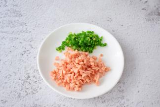 火腿切末，葱切葱花