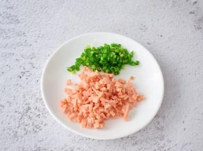 火腿切末，葱切葱花