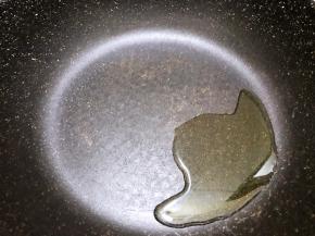 锅里加入适量植物油