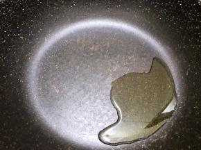 锅里加入适量植物油
