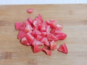 番茄洗干净切块！