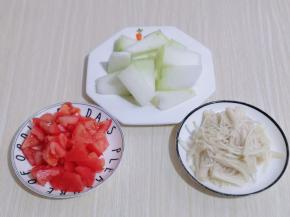 冬瓜去皮洗干净切小块，准备工作完成！