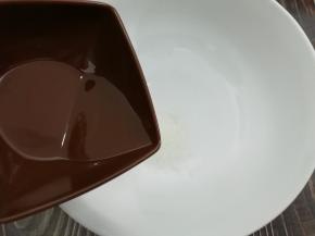 把糖放入大碗中，再倒入油