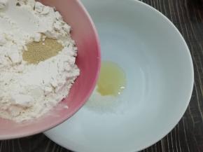 倒入面粉、酵母和盐