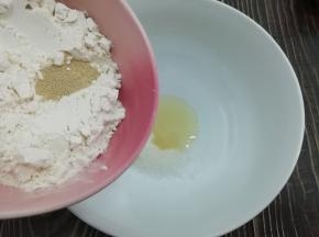 倒入面粉、酵母和盐