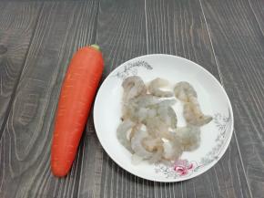准备虾仁和胡萝卜，玉米粒忘拍了