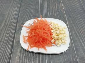 胡萝卜用擦菜板擦成丝备用