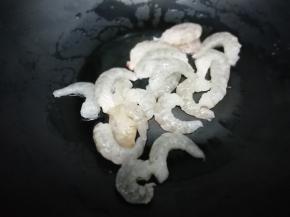 虾仁放入锅中煸出多余的水分