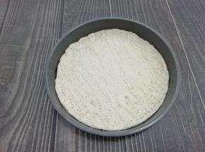然后用叉子叉一些小洞