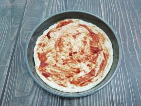 再放入披萨酱，用勺子抹均匀