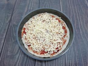 撒上一层马苏里拉奶酪