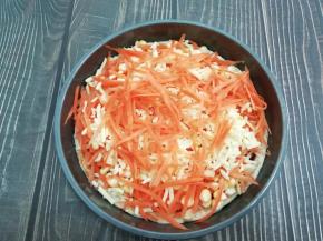 再把剩下的胡萝卜丝放入