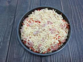 把剩下的马苏里拉奶酪全部的撒在上面，然后放入提前预热好的烤箱中，中层160度烤20分钟