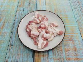 猪肉洗干净切成片