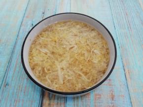 酸菜买回来用水多洗几遍，然后浸泡一会儿