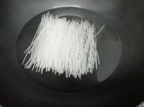 锅里加入适量的水，大火烧开，然后把粉条放入锅中炒熟