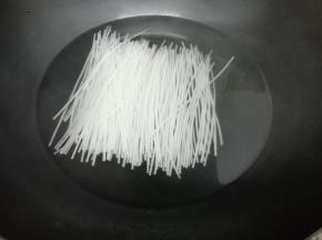 锅里加入适量的水，大火烧开，然后把粉条放入锅中炒熟