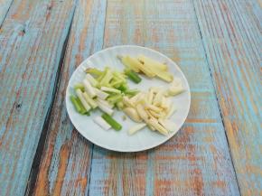 姜和蒜切成丝，小葱切成段