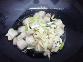 然后再把葱、姜、蒜放入锅中炒香