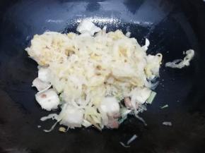 最后放入酸菜，翻炒几下