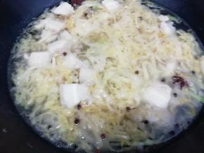 在加入没过食材多一点的水，大火烧开，然后转小火慢煮40分钟