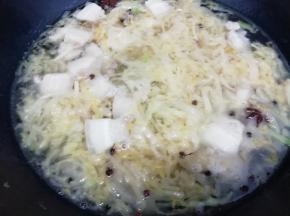在加入没过食材多一点的水，大火烧开，然后转小火慢煮40分钟