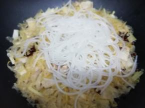 在加入粉条和盐在煮20分钟即可关火