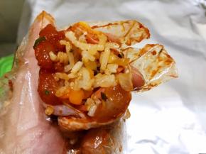 取出腌制好的鸡翅，把炒饭用筷子塞到鸡翅里
稍微塞得鼓一点好看