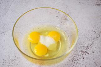 鸡蛋打入容器中，加入白糖，搅拌至白糖融化