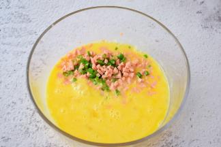 把火腿、葱花加入鸡蛋中