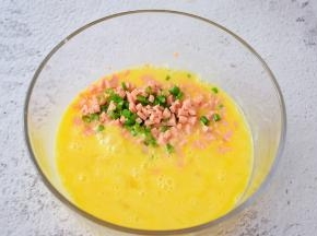 把火腿、葱花加入鸡蛋中