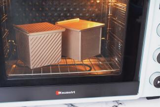 放入预热好的海氏烤箱，上下火170度，下层30分钟，烤好取出趁热脱模放在烤网上晾凉即可