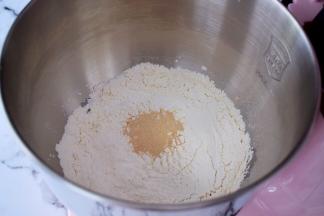 把做好的波兰种放入海氏厨师机中，再把主团除黄油外的全部材料一起放入厨师机里