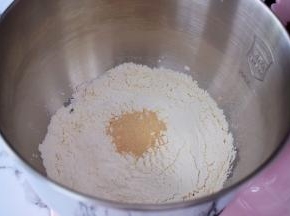 把做好的波兰种放入海氏厨师机中，再把主团除黄油外的全部材料一起放入厨师机里