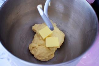 放入软化好的黄油，继续启动揉面程序