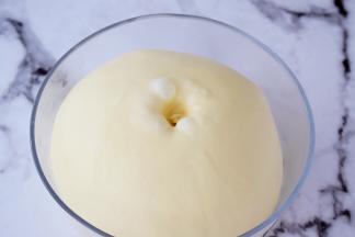 等面团发至2倍大，手指粘面粉在面团中间戳个洞，不回缩不塌陷证明已经发酵好了