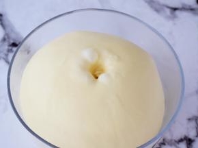 等面团发至2倍大，手指粘面粉在面团中间戳个洞，不回缩不塌陷证明已经发酵好了