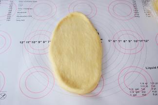 两个面团依次用擀面杖擀成牛舌状