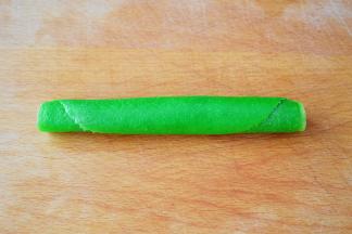 从一边慢慢卷起来，切块食用