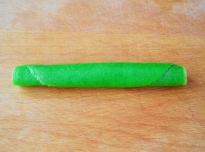 从一边慢慢卷起来，切块食用