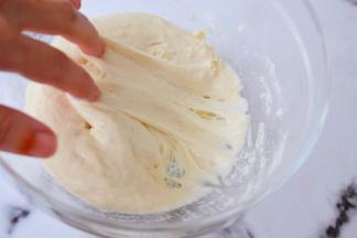 首先做波兰种，把波兰种材料放入容器中混合均匀后盖上保鲜膜，放冰箱冷藏20小时左右，直到里面出现小气泡