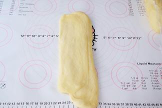 再依次用擀面杖擀成牛舌状