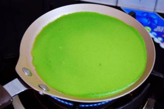 平底锅小火烧热，舀进面糊，摇晃锅，使其面糊均匀的铺满整个锅底